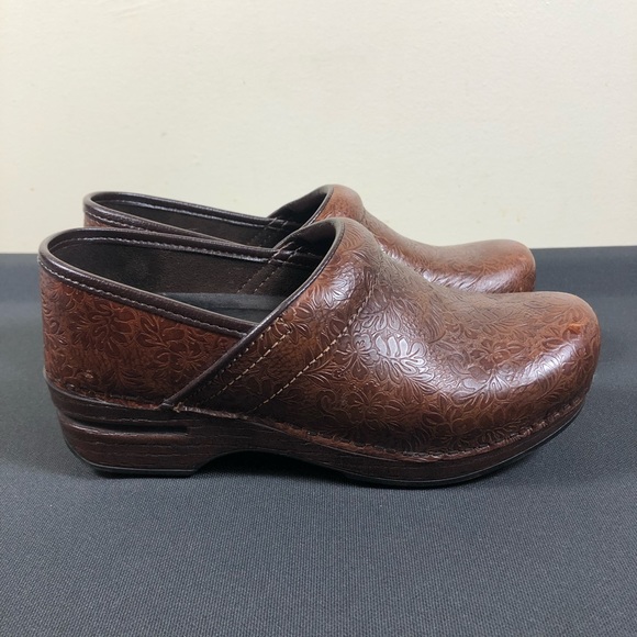 Dansko Shoes - Dansko Xp clogs.